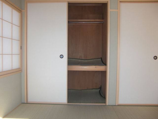 Receipt. Large closet of capacity that can accommodate the important clothing. 