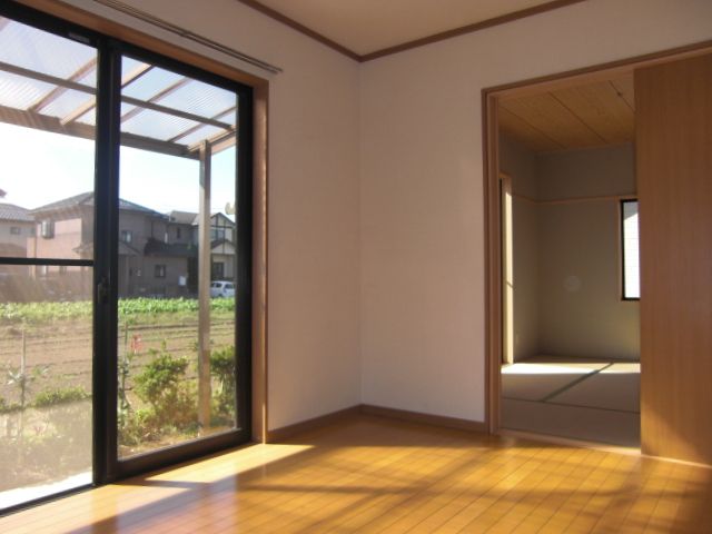 Living and room. Day good. Director makes a comfortable living. 