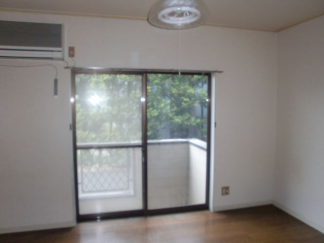 Living and room. Of bright atmosphere Western-style. Ventilation is good.