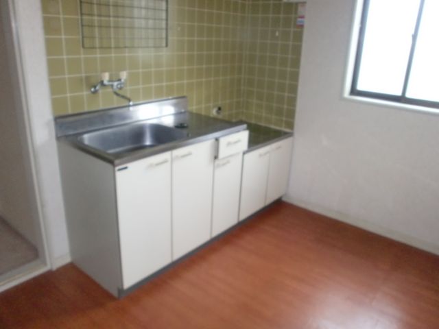 Kitchen. Bright atmosphere of the kitchen. Ventilation thanks to the window is also easy to.