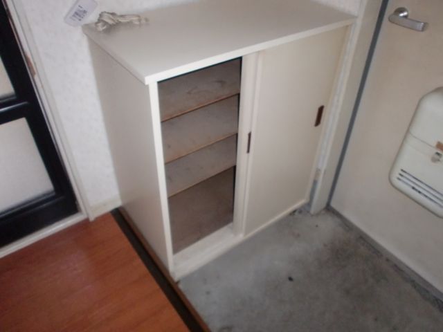 Entrance. With cupboard, Also Katazuki refreshing clutter tend entrance.