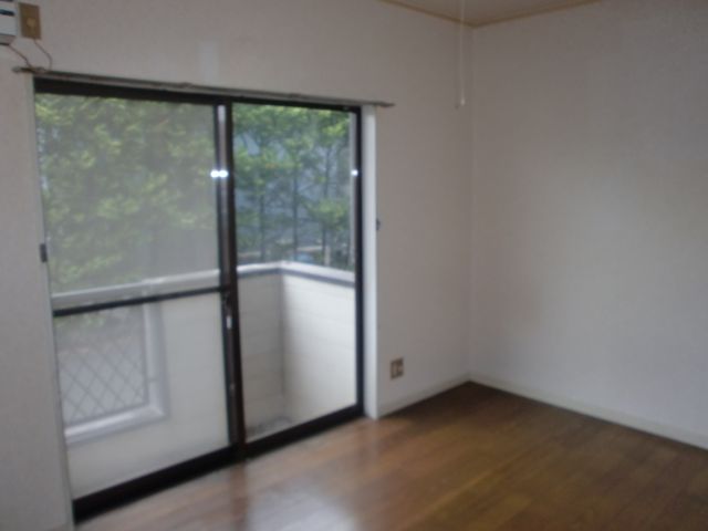 Living and room. Western-style rooms are equipped with a large window. Day is good.