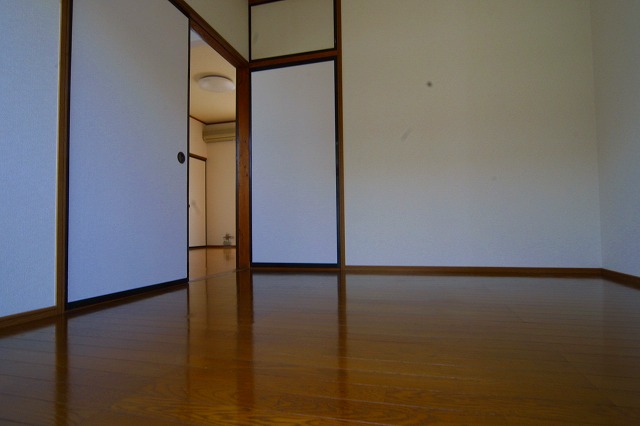 Other room space. North Western-style Housed there