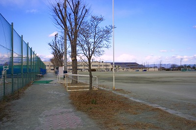 Junior high school. Isesaki Municipal second junior high school (junior high school) up to 902m