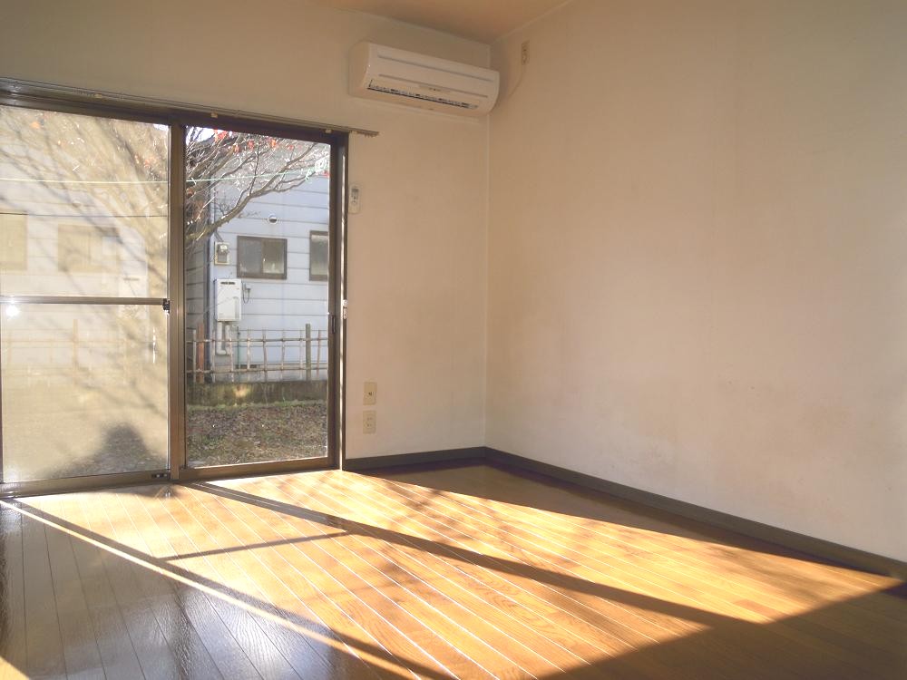 Living and room. Air-conditioned Western-style! 