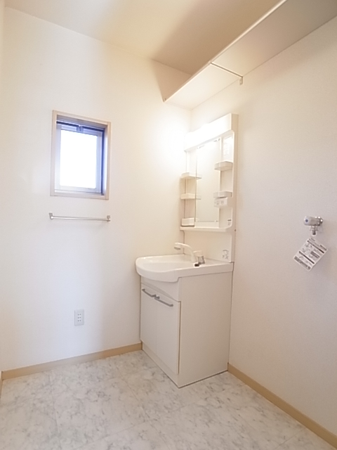 Washroom. Small window in washroom, The storage shelves in the wash basin in the upper ・  ・ 