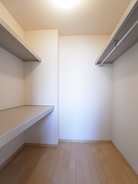 Receipt. Hanger pipe to put the clothes, Shelves with depth