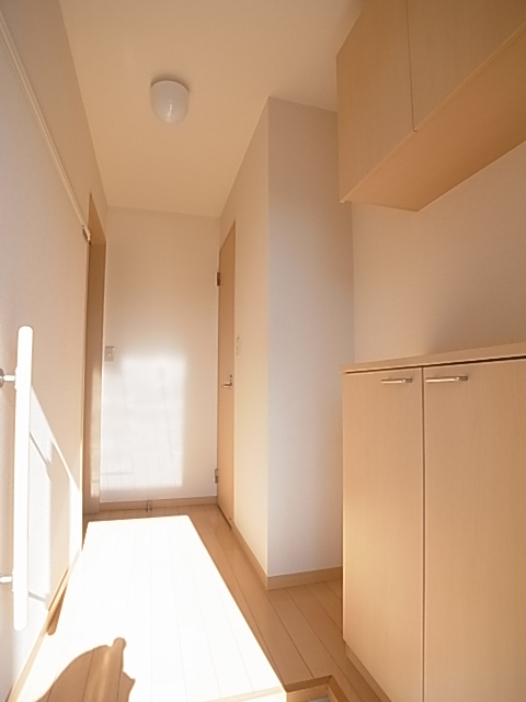 Entrance. The top and bottom of the shoe box, You Shimae also boots