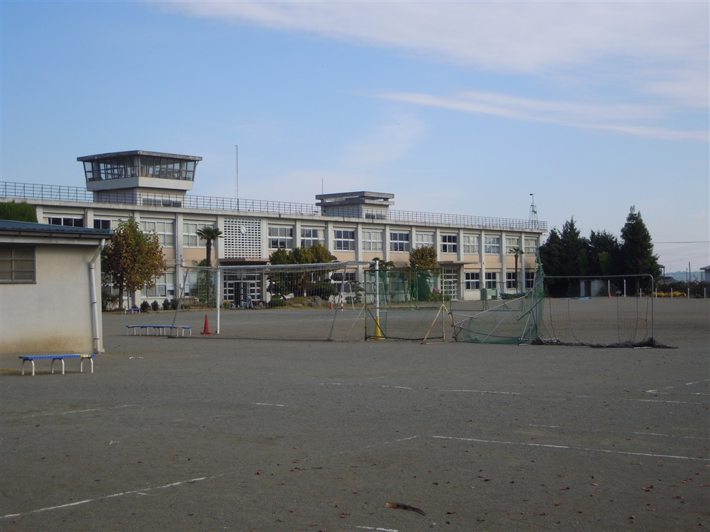 Junior high school. Kanra Municipal first junior high school (junior high school) up to 671m