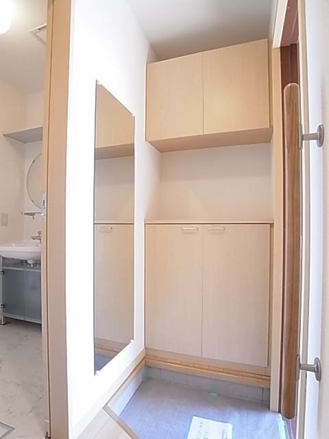 Entrance. The top and bottom of the shoe box, Check OK before going out in the mirror with