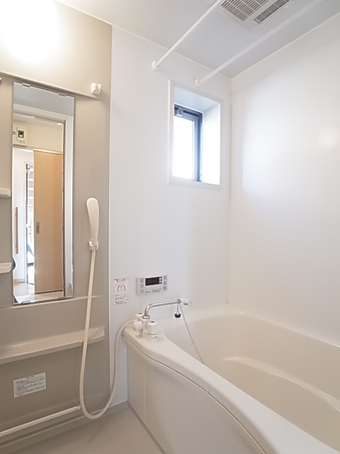 Bath. Clean unit bus, Bathroom Dryer, It is with a small window