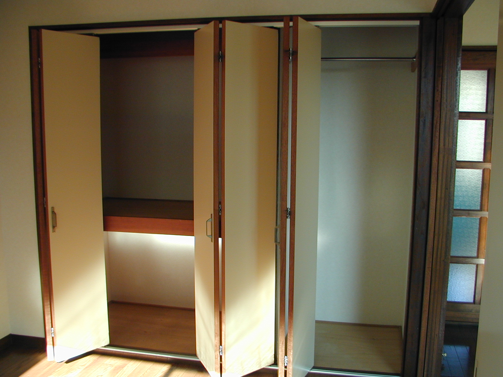 Receipt. It opens the door and is the storage of large capacity