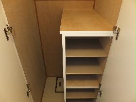 Entrance. Convenient large shoe box