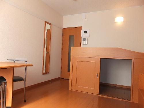 Living and room. Women must see! Monitor with intercom