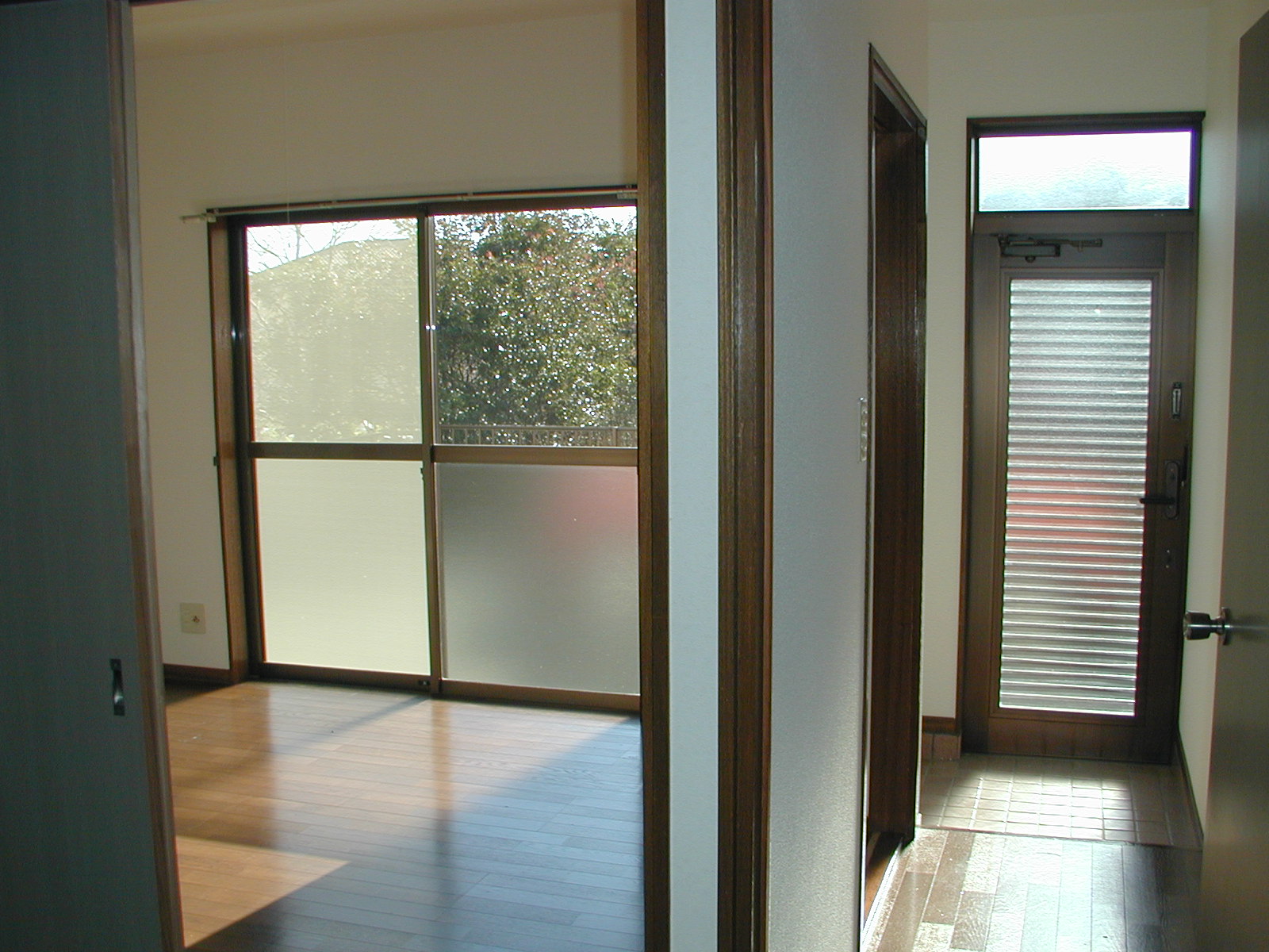 Other room space. Is the entrance and the state of Western-style as seen from the hallway