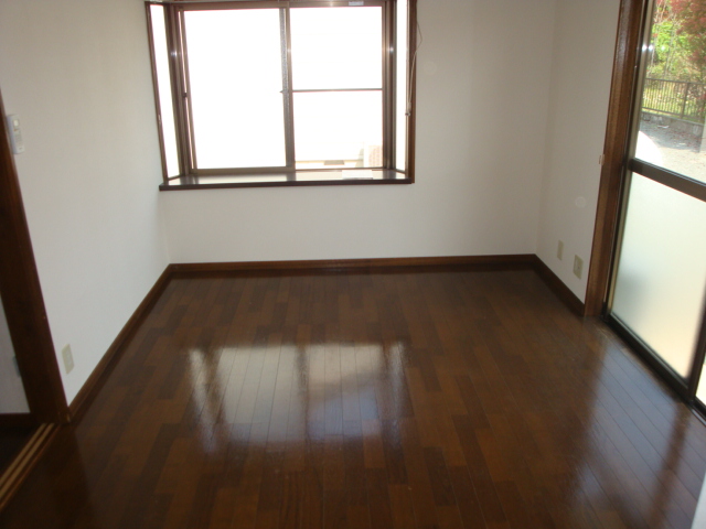 Living and room. It is a state of immediate Western-style on the front door