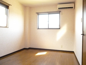 Living and room. North Western-style 6 Pledge air-conditioned. 