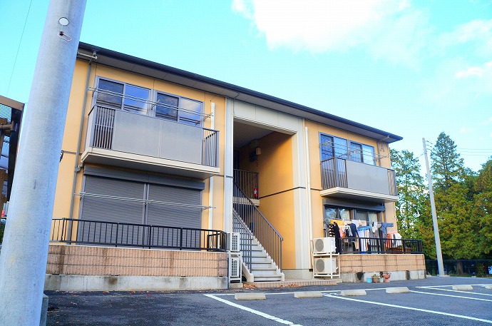 Building appearance. Corner room! It is the internal stairs of the room!