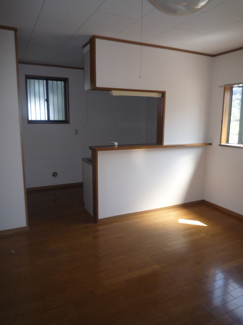 Living and room. Face-to-face counter kitchen