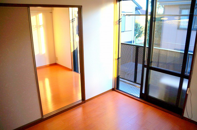 Living and room. Western-style 6 Pledge