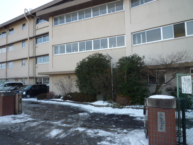 Junior high school. Shinto Village stand Shinto junior high school (junior high school) up to 679m