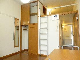 Living and room. About six quires of Western-style high ceilings open