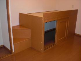 Living and room. It is the middle bed type. 