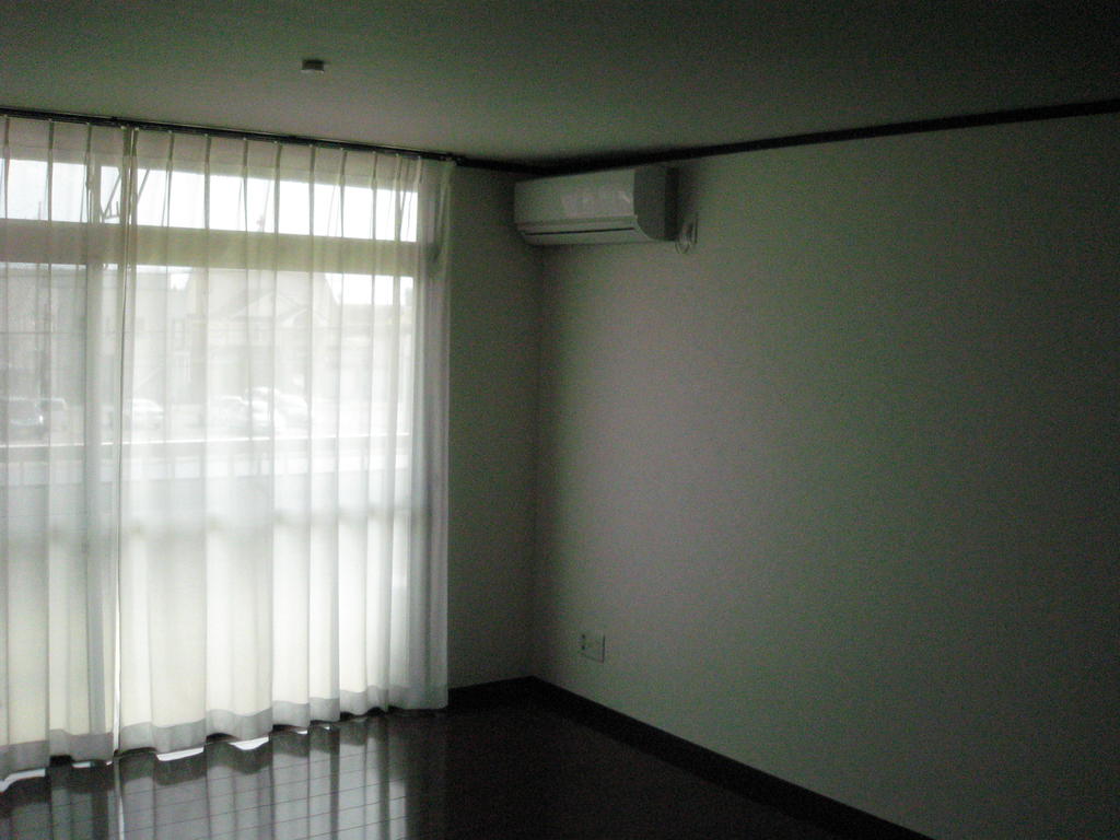 Living and room. Air conditioning is equipped with two! 