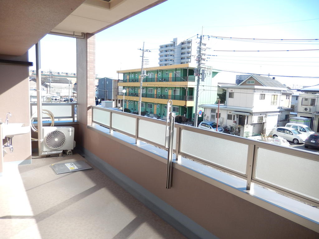 Balcony. Jose you plenty of laundry in a very wide balcony