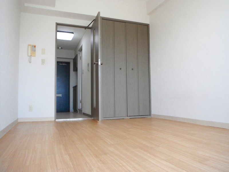 Living and room. Was Mashi re-covered in CF from carpet.