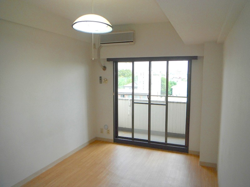 Living and room. Was Mashi re-covered in CF from carpet.