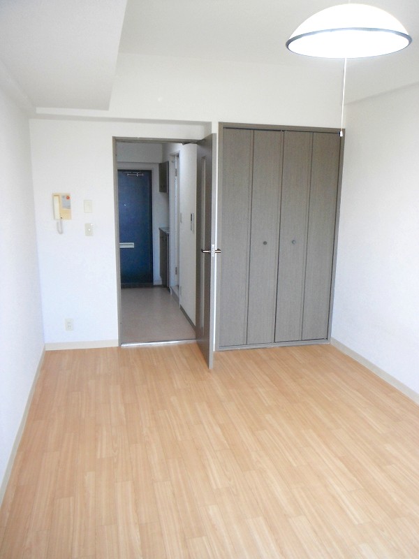 Living and room. Was Mashi re-covered in CF from carpet.