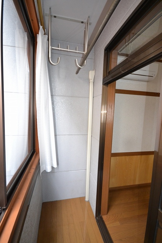 Balcony. San's Room. Also possible clothesline even on rainy days in the absence! 