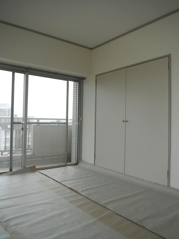 Living and room. Awnings are lined with sheet. Floor is the flooring. 