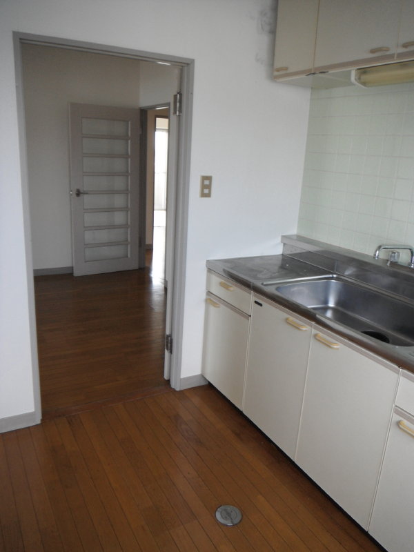 Kitchen. The kitchen is independent. 