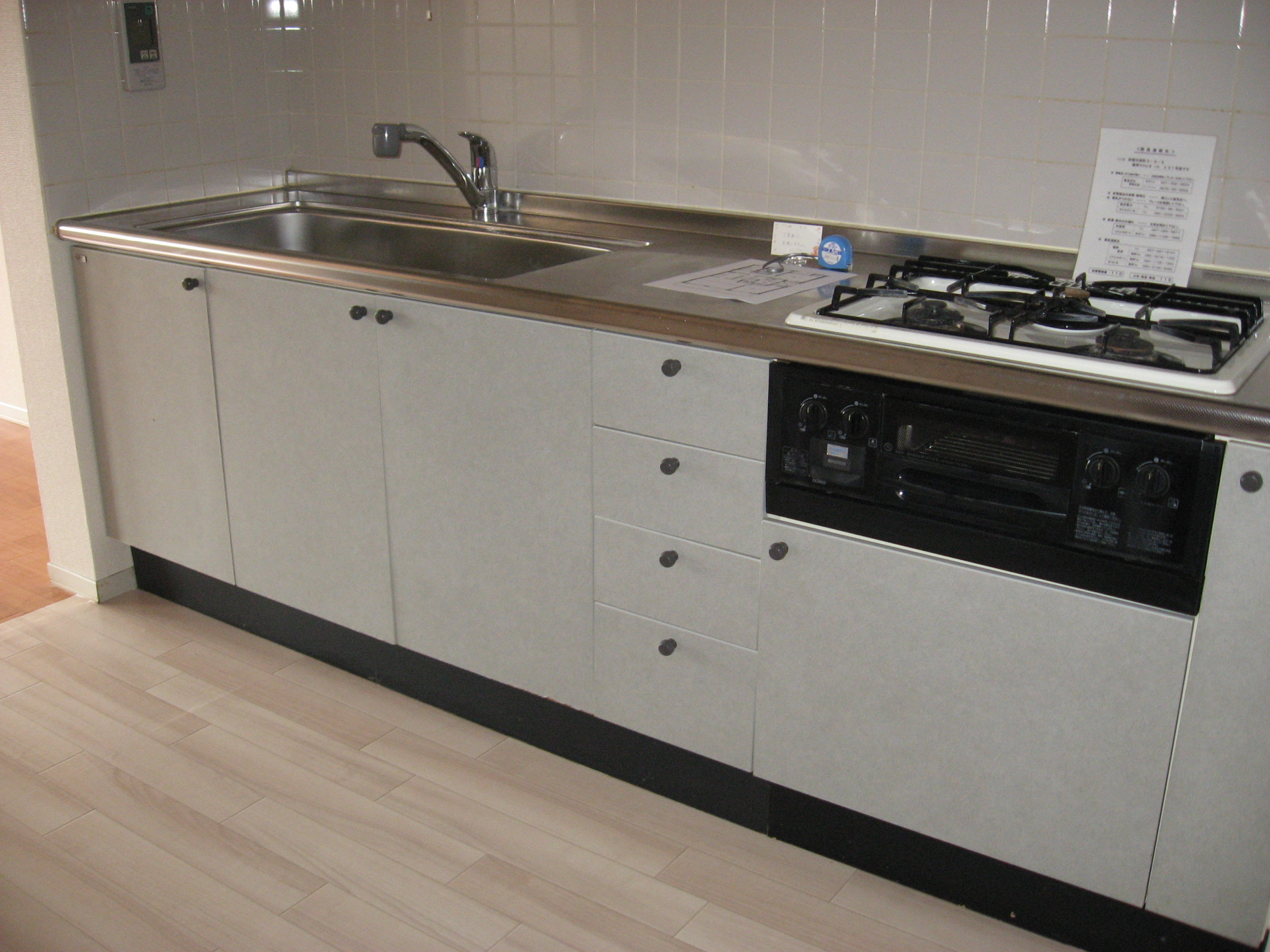 Kitchen. Gas stove, With hanging cupboard