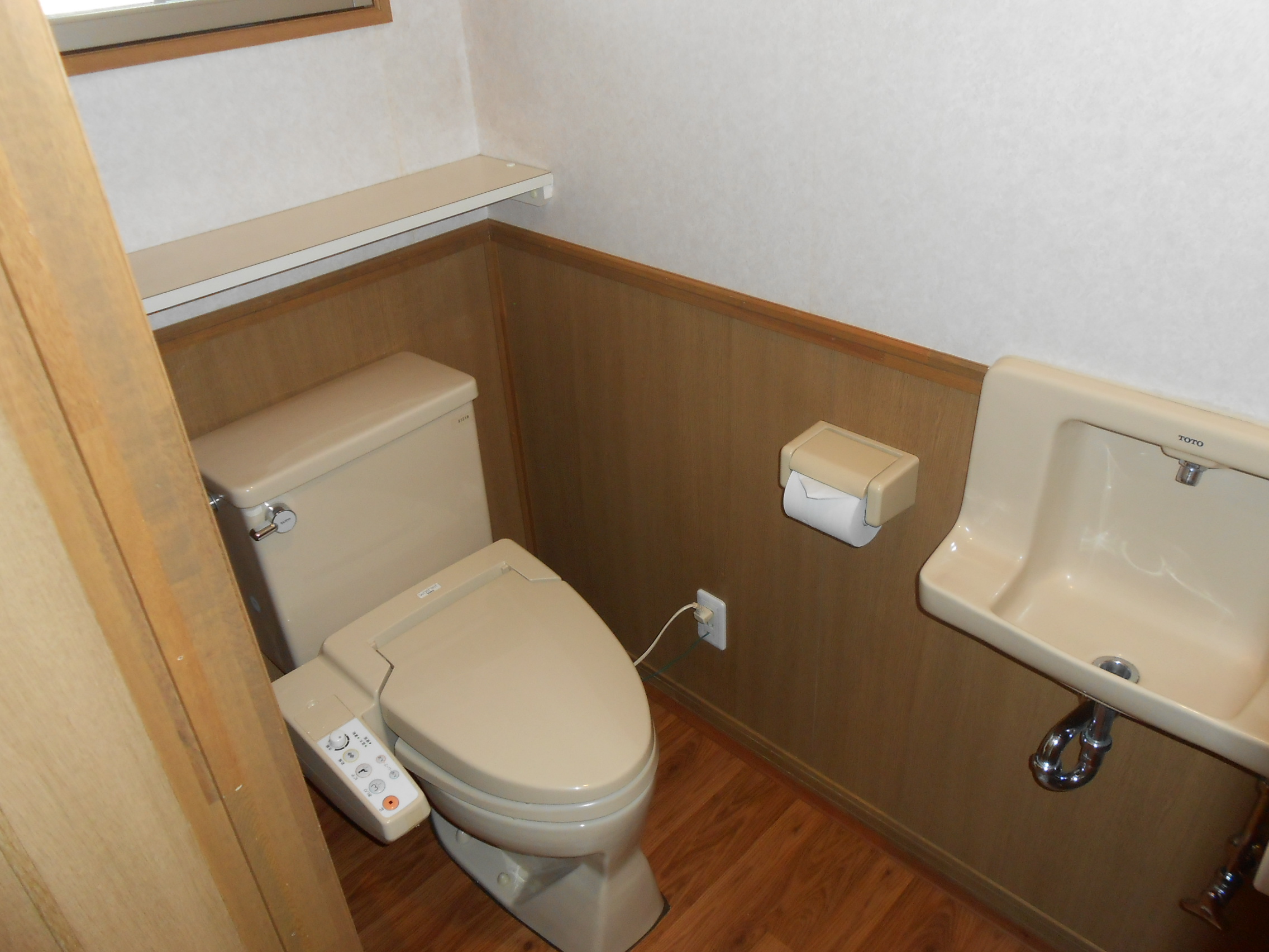 Toilet. With warm water washing toilet seat There is also a hand-washing facilities.