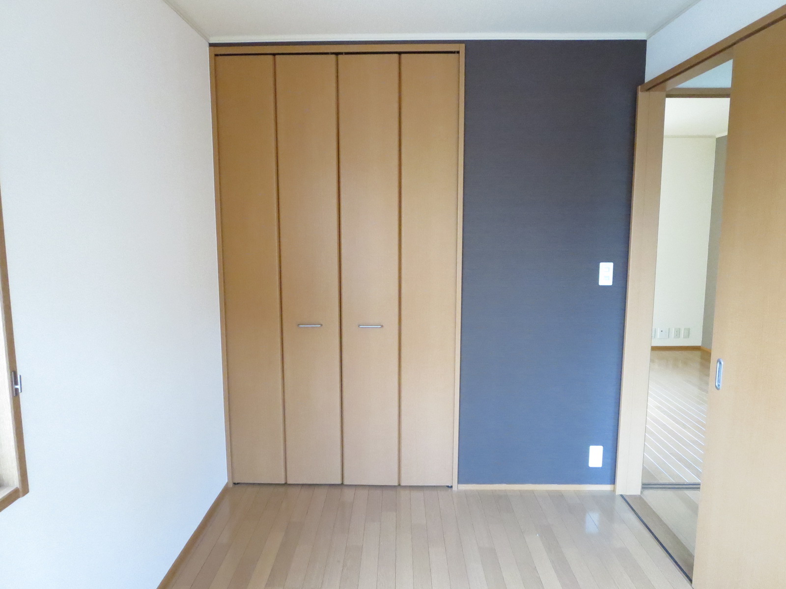 Living and room. Bedroom, To accent Cross, Black set of woodgrain