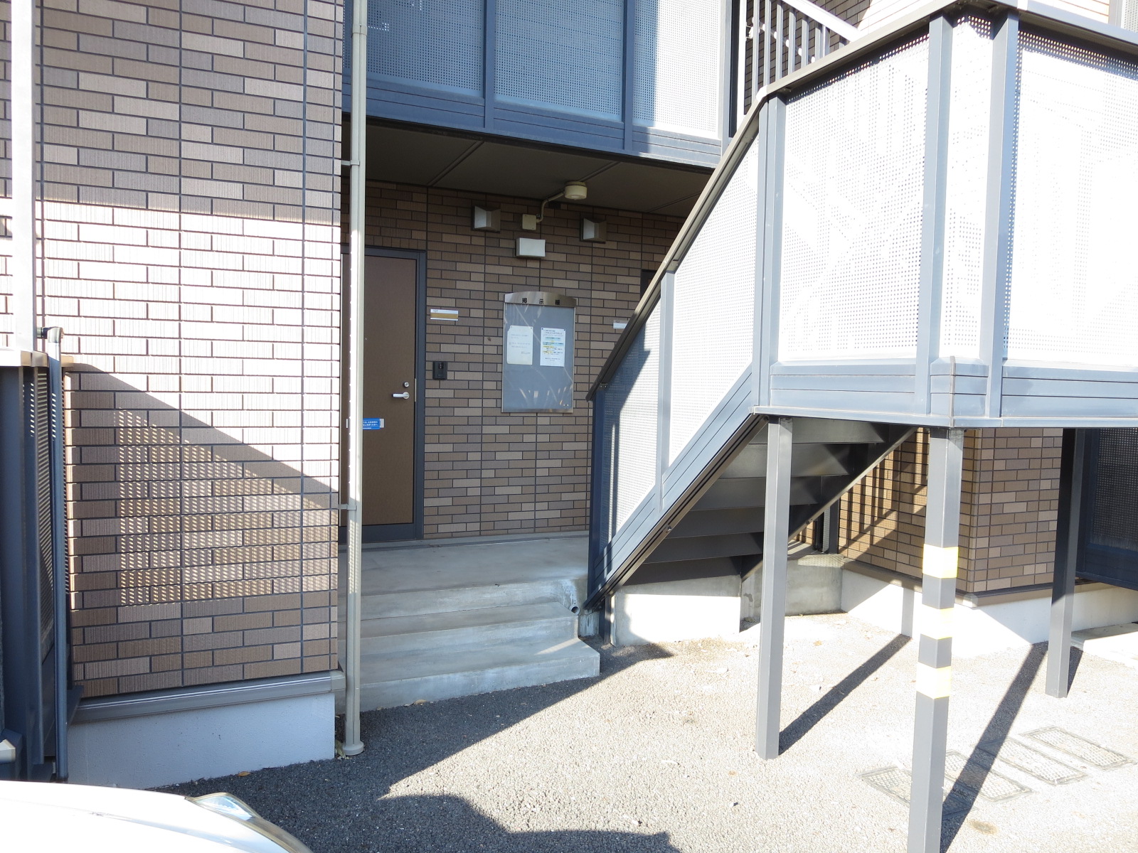 Building appearance. Also with bulletin board. 