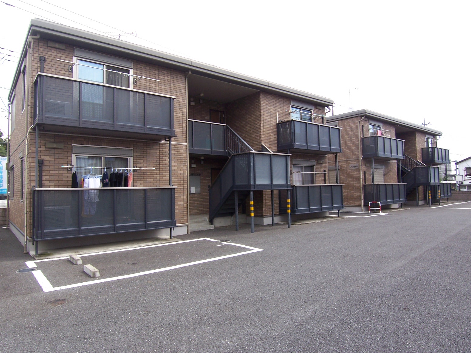 Parking lot. Parking is 2 car. All right in the replacement-free