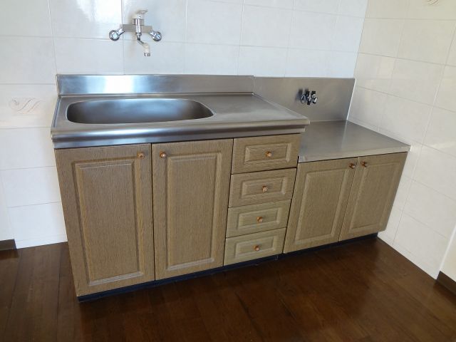 Kitchen. 2-neck is a gas stove can be installed. 