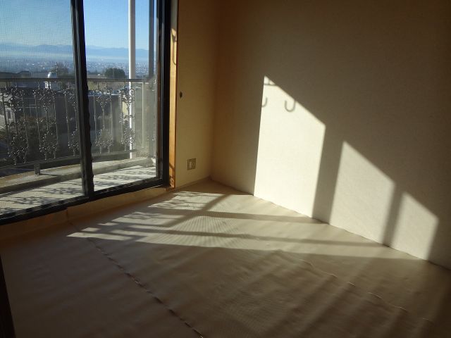 Living and room. Veranda of the window is double (inner window), so the insulation effect up. 