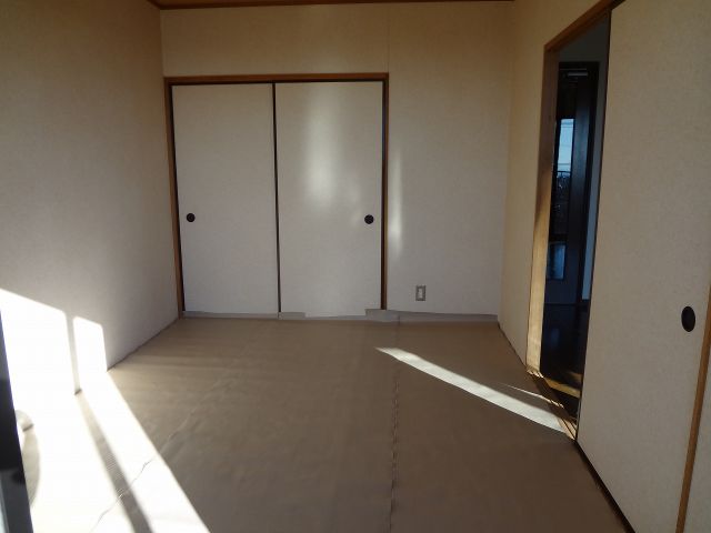 Other room space. It is the south side of the Japanese-style room. Sunny. 