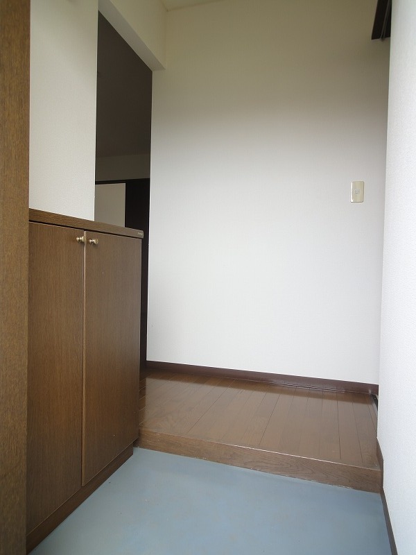 Entrance. Left DK Washroom right ・ bus ・ toilet