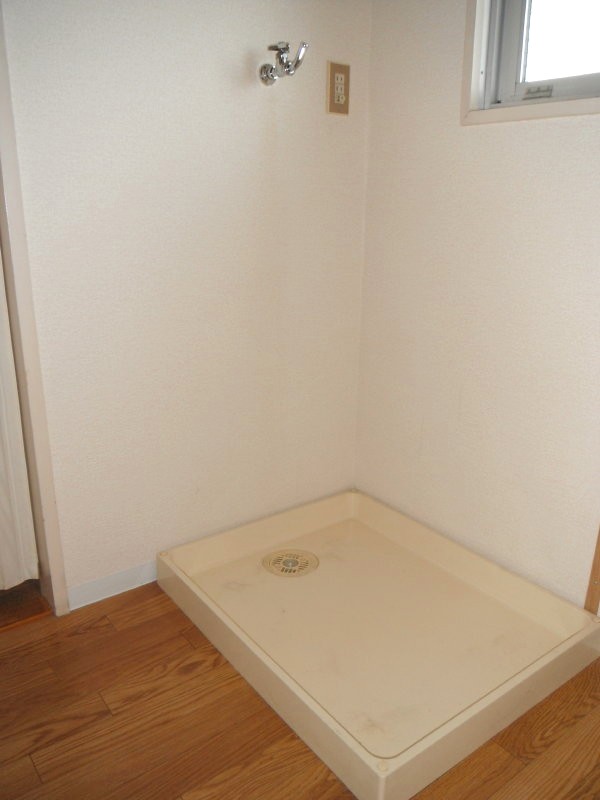 Other room space. Wash dressing room has a window, It comes with accordion curtain.