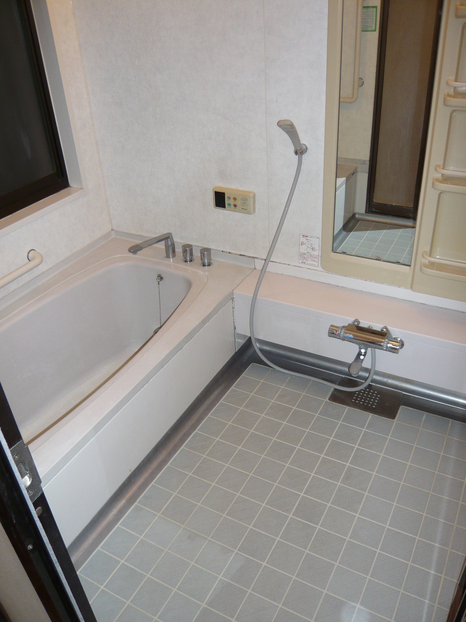 Bath. Spacious bathroom