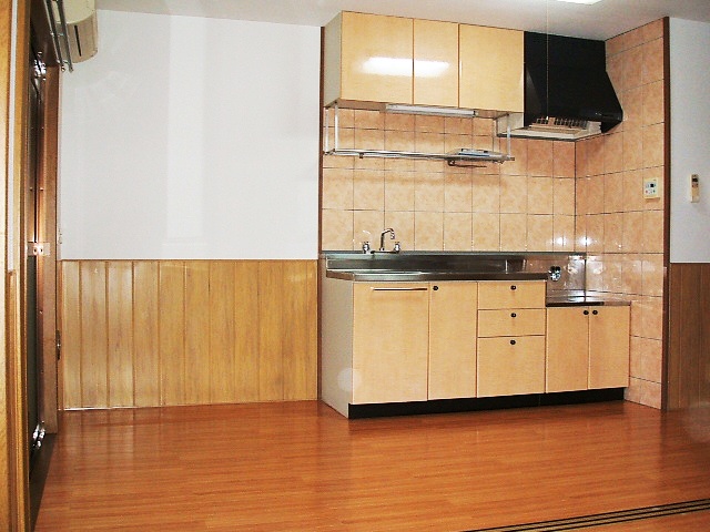 Living and room. It has become a spandrel wall in pet specification.