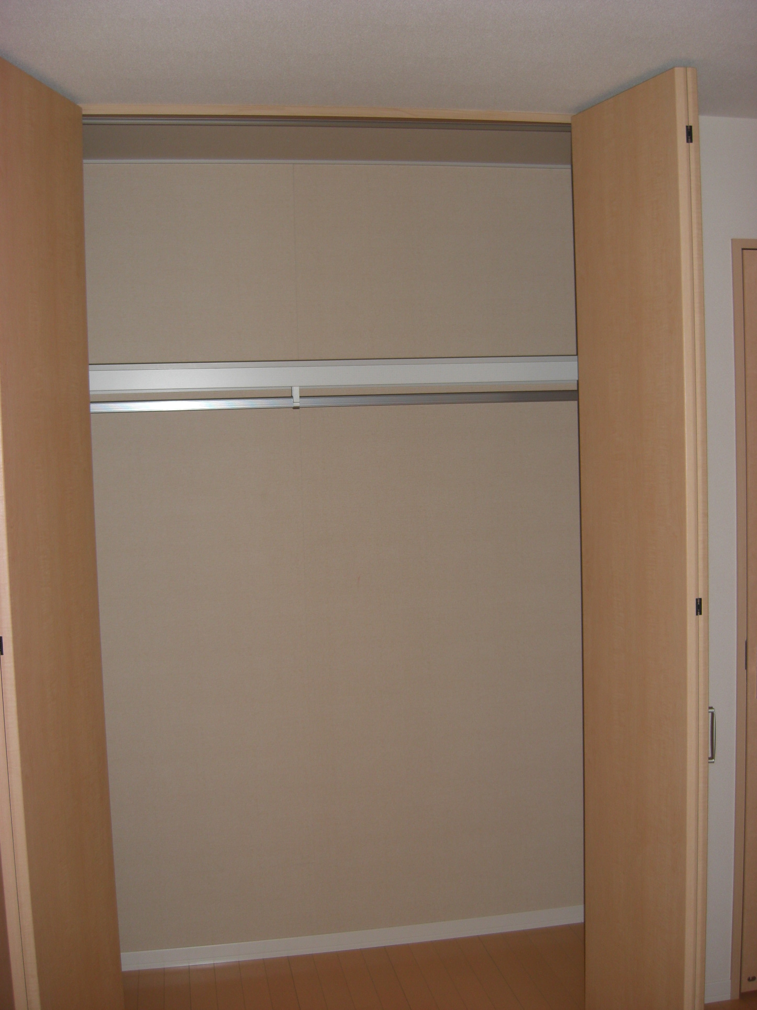 Living and room. Also housed in the north of Western-style room! Here is also plenty of storage!