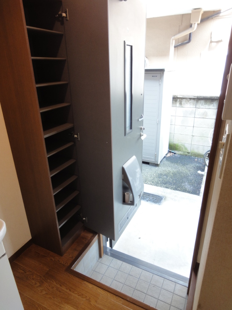 Entrance. It is the entrance with a shoebox