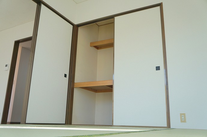 Receipt. Futon is also with a closet that can be stored